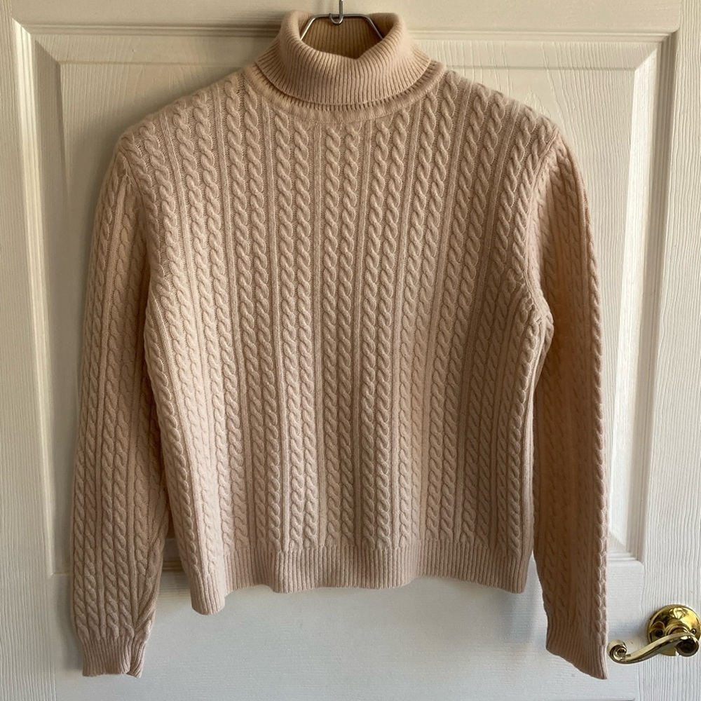PORTS cable knit 100% lambswool turtleneck. Pale pink. Vintage made in Hong Kong